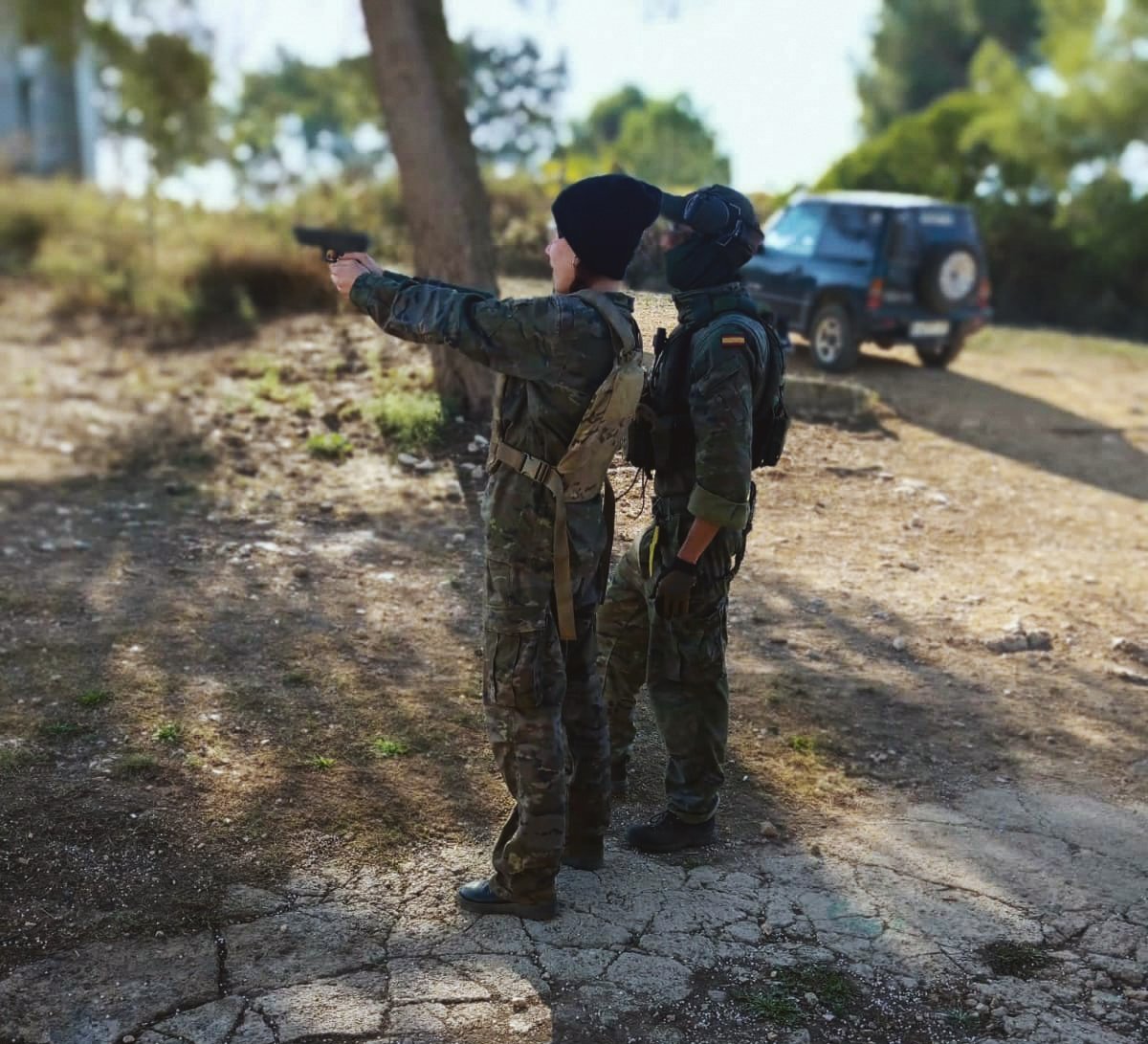 TiiffaannyyM's tweet photo. Tengo muchas ganas de jugarrrrrr
Pd: es un arma de airsoft xd https://t.co/NzqJuYdUVR