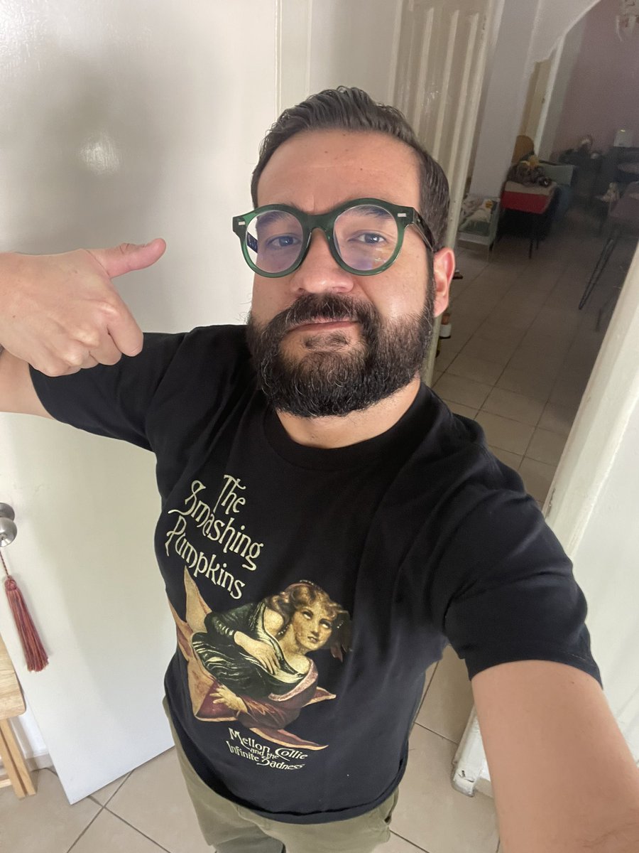 mau_val's tweet photo. @asilascosasw Aquí va otra vez mi foto con playera de @SmashingPumpkin del Mellon Collie &amp; The Infinite Sadness del 95 🤘🏼 https://t.co/RSMaUHge7n