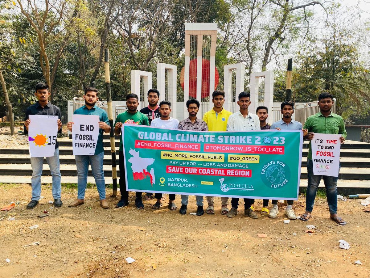 Prafulla_BD's tweet photo. What do we want it? #ClimateJustice. When do we want it? NOW‼️

#GlobalClimateStrike in #Gazipur, #Bangladesh.

@GretaThunberg @Fridays4future
#TomorrowIsTooLate #EndFossilFinance
#FridaysForFuture #Prafulla_BD https://t.co/EOY8bVKfNw