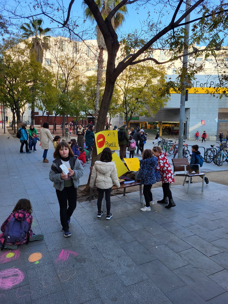 Seguim demanant un entorn segur, una plaça on poder jugar, creuar, passejar, sense risc d'atropellament! <a href="/Bcn_Eixample/">BcnEixample</a> <a href="/BCN_Mobilitat/">Barcelona Mobilitat</a> <a href="/paugv87/">Pau Gonzàlez Val</a>
