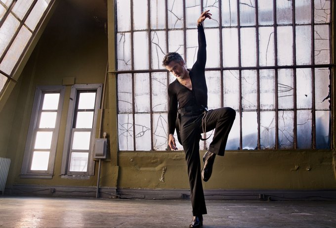 AshDylanLit's tweet photo. This one is called No Holds Barred, about a ballet dancer who falls for the daughter of a mafia don and to save her he has to learn MMA and compete in underground fights, using his quickness and flexibility to his advantage. There's no book 2. https://t.co/r7nSFCl8IZ