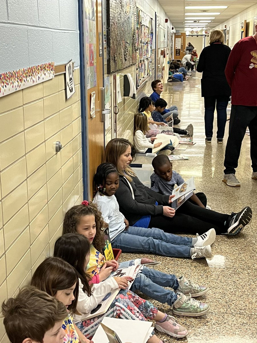 Closing out #ReadAcrossAmericaWeek with the Reading Train! 📚 🚂 #bfrocks <a href="/JayBilly2/">Jay Billy</a>