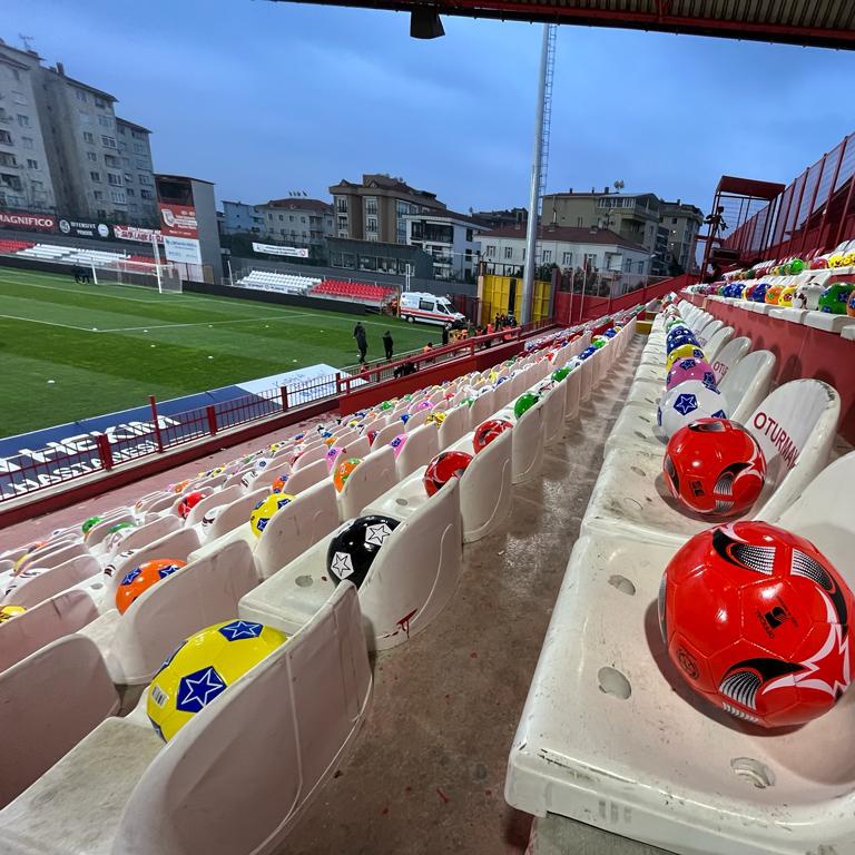 PendiksporK's tweet photo. Bu top sana kardeşim! ⚽

Altınordu maçında futbol toplarını sahaya atarak, depremden etkilenen çocuklarımıza ufak da olsa bir hediye göndereceğiz. 😍 https://t.co/OGZkuAPHYH