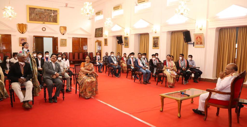 mybkarnataka's tweet photo. Interaction of 26 member Assam YUVA SANGAM youth exchange program with Hon’ble Governor of karnataka Sh.Thawarchand Gehlot @TCGEHLOT at RAJBHAVAN. Dr Shalini Rajnish,ACS,GoK @shalinirajnish M N Nataraj RD,NYKS,@MNNatraj1 Sivakoti Reddy,PRO,IIM Bengaluru @Nyksindia @dyesdept https://t.co/GXWETDhltx