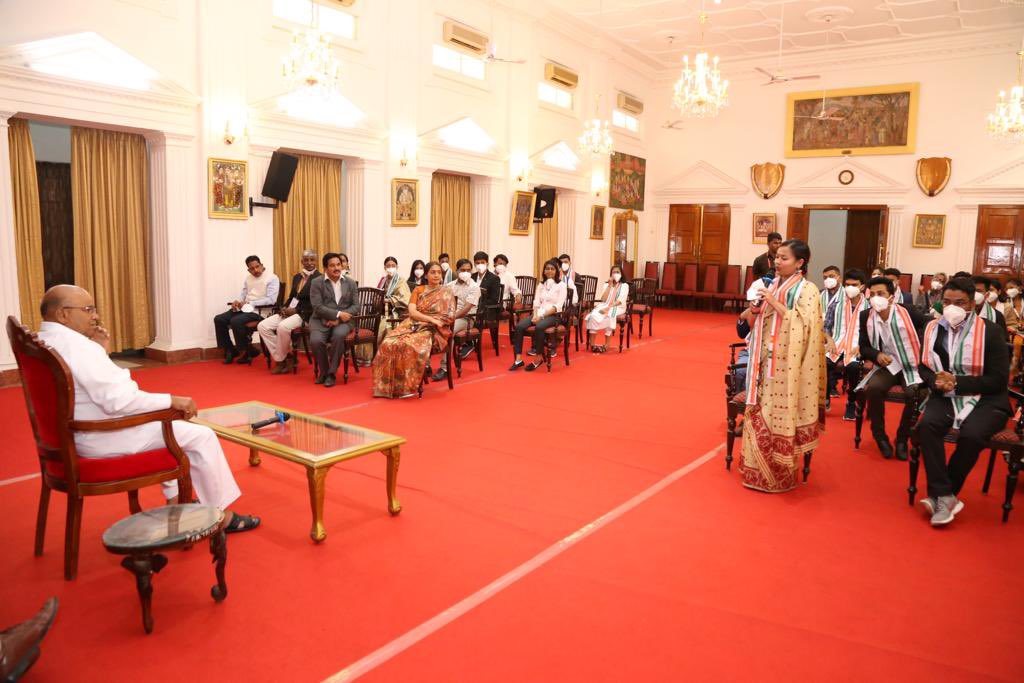 mybkarnataka's tweet photo. Interaction of 26 member Assam YUVA SANGAM youth exchange program with Hon’ble Governor of karnataka Sh.Thawarchand Gehlot @TCGEHLOT at RAJBHAVAN. Dr Shalini Rajnish,ACS,GoK @shalinirajnish M N Nataraj RD,NYKS,@MNNatraj1 Sivakoti Reddy,PRO,IIM Bengaluru @Nyksindia @dyesdept https://t.co/GXWETDhltx