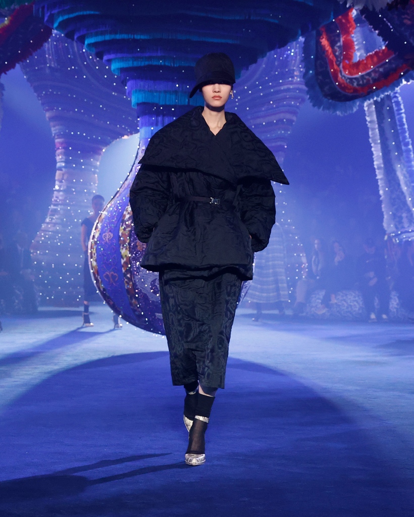 Dior's tweet photo. Fabric developments transform #DiorAW23 https://t.co/KRvi4fD55Z by Maria Grazia Chiuri, whether that means the felted and satiny dégradé bands of a coat and skirt or the dark luster of a scrunchy, shawl-collar, moiré two-piece. https://t.co/EXnY0U1TvF
