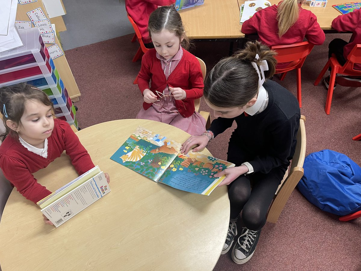 MissOrrP2's tweet photo. Primary 1 and 2 have been reading with a buddy again! Thank you for helping us to read our favourite stories! 📚📕 @DeansPrimary @Deans_Reading https://t.co/jRWqdSrSO3