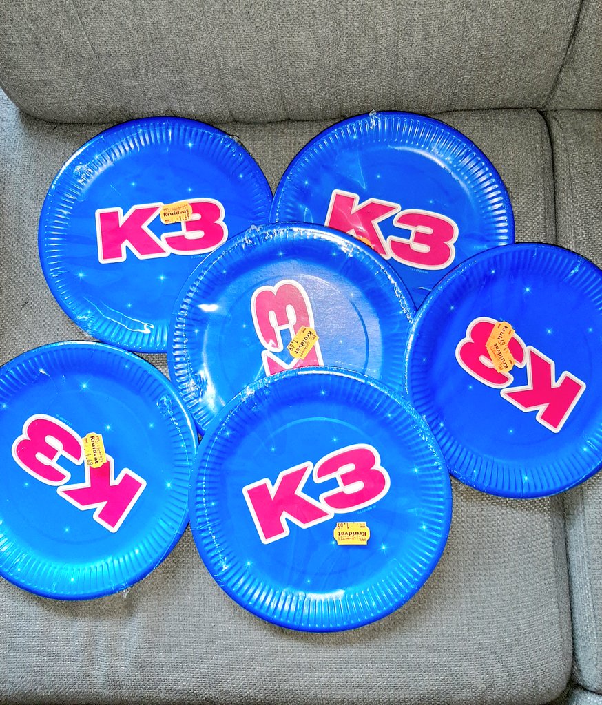larsdeckers73's tweet image. Zojuist alle K3-bordjes van Kruidvat gekocht 😂 #K3 #Kruidvat