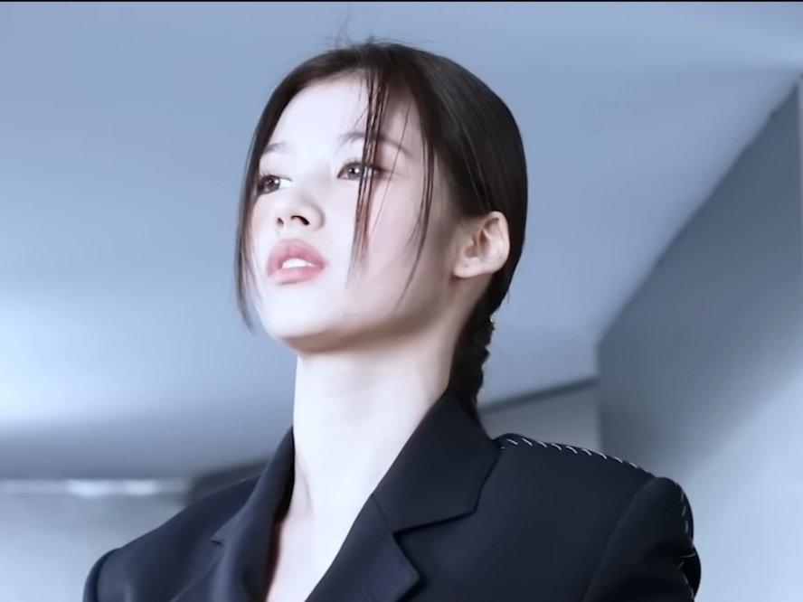 LuminousSANA's tweet photo. SANA VISUAL IS INSANE 😵 

#TWICE #트와이스 #READYTOBE
#SETMEFREE #SANA #사나 #サナ https://t.co/RpahhP4PUb