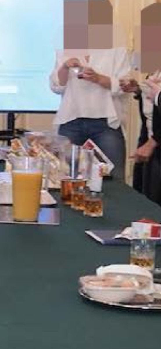 _JamieHollywood's tweet photo. @Leo_Iam_535 @kevthecanary @tomhfh It's apple juice; unless you're gonna tell me that they have a pitcher or whisky right next to the pitcher or OJ? https://t.co/tpDcBvjOYT