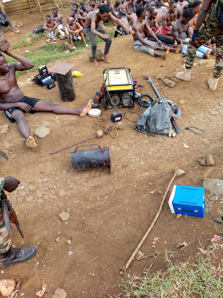 HonneurFidelite's tweet photo. Opération des éléments de la Brigade d’infanterie motorisée de Buea à #Mato
-01 atelier de  fabrication des engins explosifs improvisés détruit
-plus de 06 EEI prêt a l’emploi et divers équipements saisis 
-plusieurs terroristes arrêtés https://t.co/wQMzqEGtCV