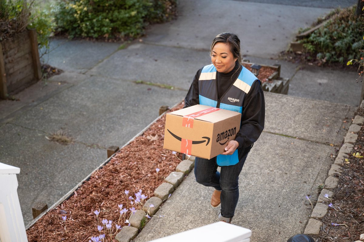 amazonnews's tweet photo. DYK? On Amazon deliveries:
✅ You can set up delivery prefs during checkout, ex: leave my package at the back door
✅ Drivers delivering for Amazon wear identifiable uniforms
🔴 Drivers delivering for Amazon won’t ask to enter your home, unless you’ve pre-arranged for large items https://t.co/maQMSn48V0