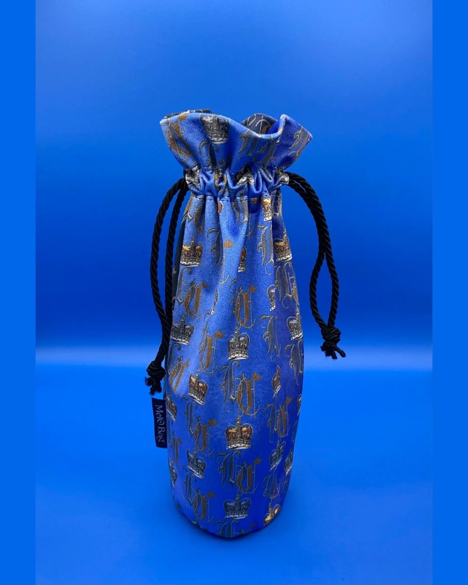 Bring your wine bottle in a well-crafted printed wine bag Made Out of royal velvet! Shop our collection today! #Vino #Vinotinto #Vineyards #Wine #Winetasting #Winetastings #winedistributor #wineconnoisseur #vinotime #vinolover #vinolovers