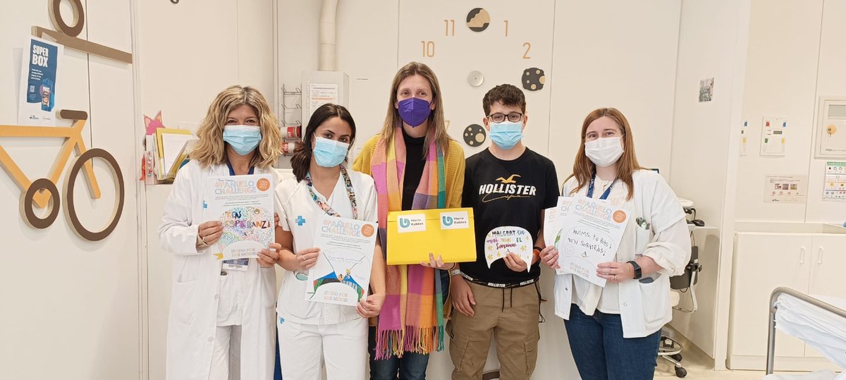vallhebron's tweet photo. Avui hem rebut uns missatges molt especials de l'@insmariarubies pels nens, nenes i adolescents hospitalitzats al Servei d'Oncologia i Hematologia Pediàtrica de #VallHebron. Els alumnes de 1r a 3r d'ESO han enviat missatges a través del #PañueloChallengeAladina de @FundAladina. https://t.co/oW5lymw53R