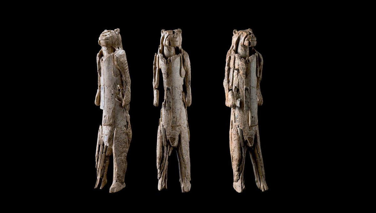 Arte paleolítico mueble: La figura de un antropomorfo Hombre León es uno de los ejemplos más antiguos documentados de arte figurativo. Su datación se remonta a unos 40,000 años, Hohlenstein-Stadel, Alemania.