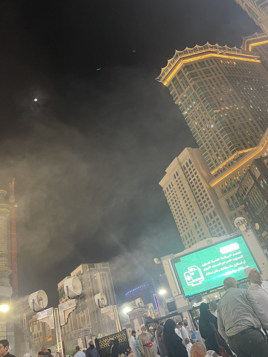 #مساء_الخير 
من جوار بيته الكريم وحرمه الآمن :أسأل الله تعالى ان يغفر لي ولكم سائر الذنوب وأن يعافينا ويسترنا ويحفظنا بحفظه الذي لايظام ويحرسنا بعينه التى لا تنام.🤲🏻