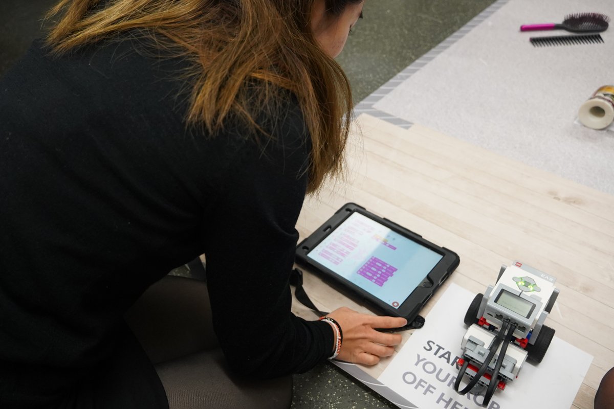 BromsSchool's tweet image. Engineers of the future assemble! Some of our @BromsDT students have enjoyed a robotics workshop with a representative from @foundationdyson.
#BromsDT #RoboticsWorkshop #JamesDysonFoundation #BromsgroveSchool