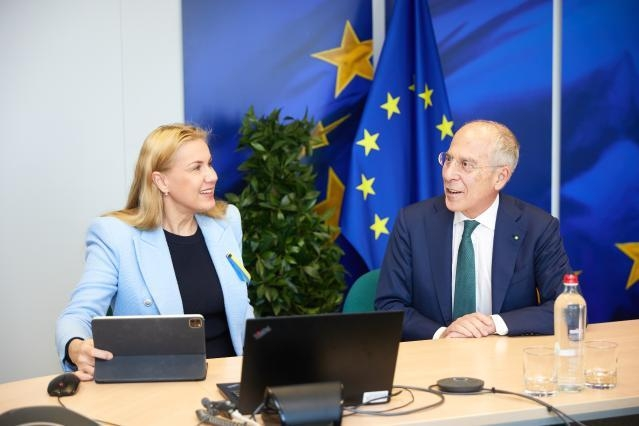 AK_Itkonen's tweet photo. Energy Commissioner @KadriSimson today hosted @starax and 🇺🇦 minister @G_Galushchenko as 🇮🇹ENEL Group will deliver 5700 solar panels to 🇺🇦. The initiative is part of 🇪🇺effort to ensure off-grid solutions to supply electricity to 🇺🇦 hospitals, schools. #RayOfHope4Ukraine☀️ https://t.co/IhzbOfKYiw
