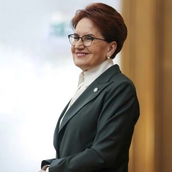 Biz, milletimize bir söz verdik;

Milletimizin sesini bastıran değil, o sesi duyuran olacağımıza,

Milletin iradesinden korkan değil, o iradeden güç alan olacağımıza,

Milletin taleplerini hiçe sayan değil, o talepleri gerçekleştiren olacağımıza söz verdik!

- <a href="/meral_aksener/">Meral Akşener</a>