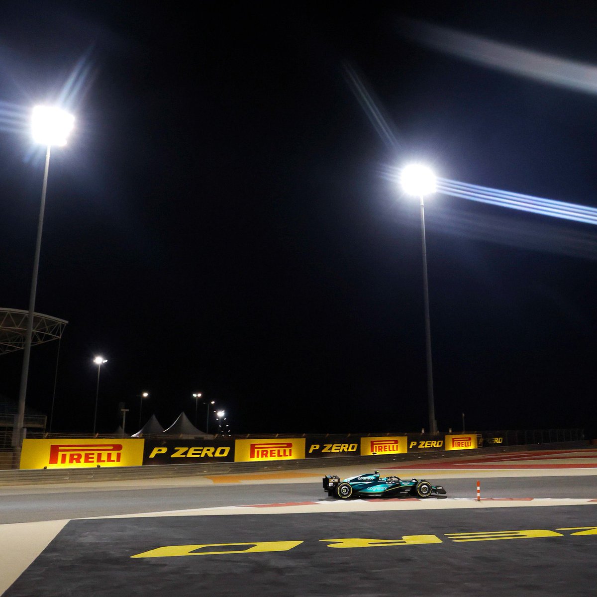 FloresRurik's tweet photo. ¿Será que el aprendiz Dan Fallows superará a Adrián Newey? #AstonMartinF1 vs #redbullracing #Formula1 #GPBahrein #F12023 #practicas2 https://t.co/IMjw5zEmxc