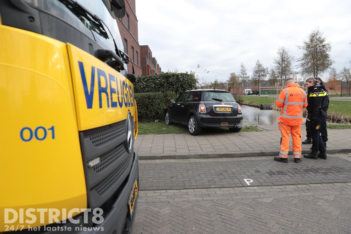 RedactieD8's tweet photo. Op de #Startbaan in #DenHaag is een gestolen auto achtergelaten. De politie is op zoek naar twee inzittende die zijn gevlucht. Een berger van @Vreugdenhil_ heeft de auto opgehaald. https://t.co/cJAbRRVYH2