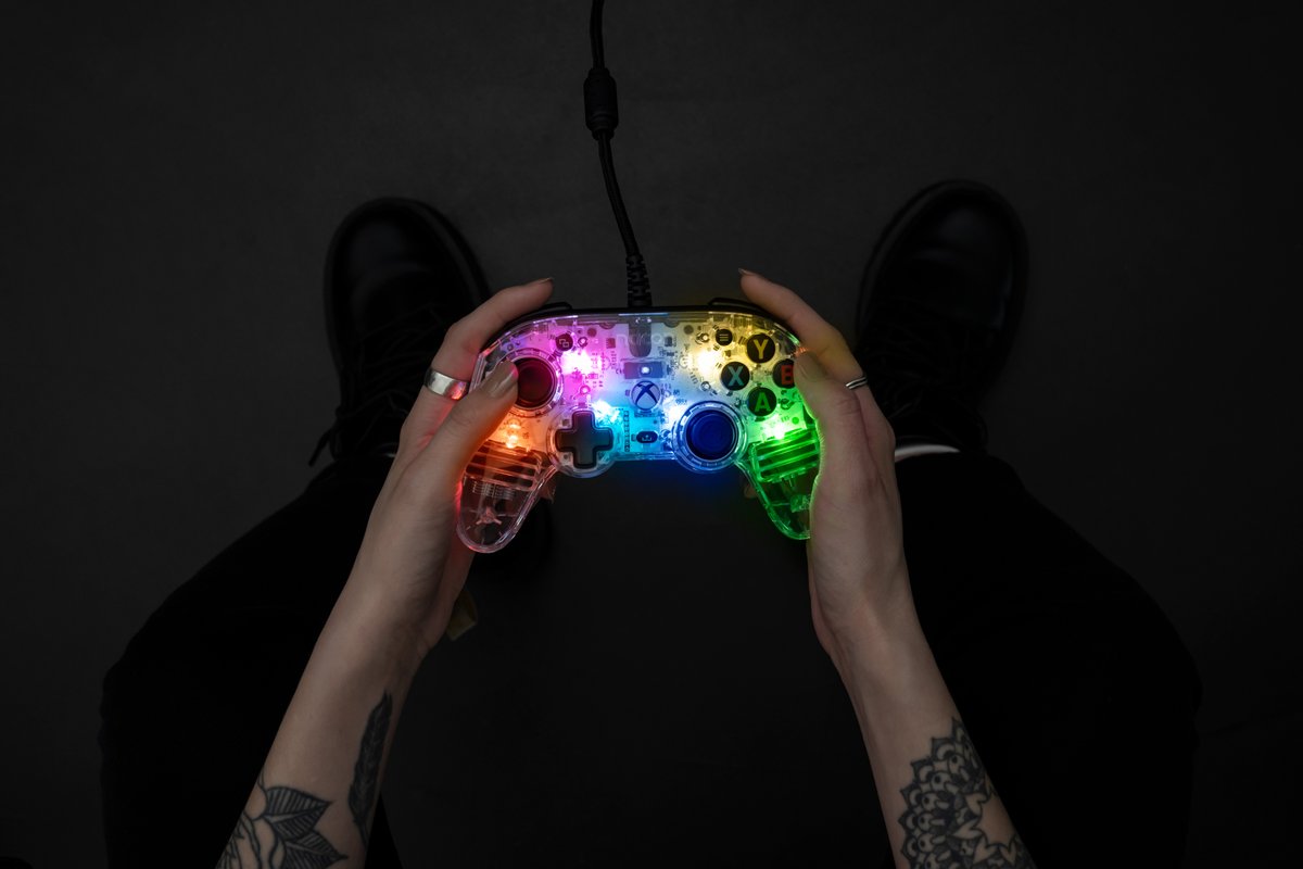 🌈🎮 El Pro Compact Controller Colorlight, compatible con Xbox SeriesXS, Xbox One y PC, tiene 6 LED que pueden mostrar 25 colores diferentes, con 4 efectos de iluminación y 3 velocidades de desplazamiento, ¡lo que significa más de un quintillón de combinaciones posibles! 😱