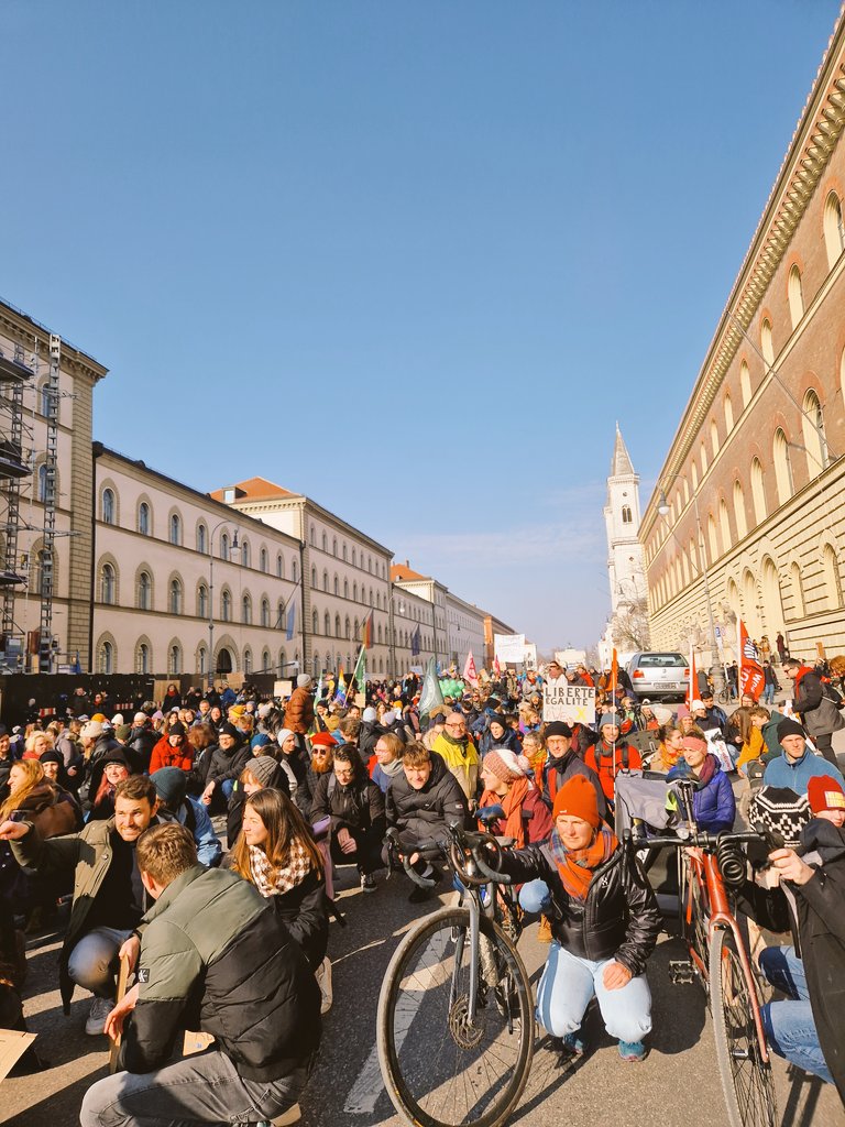 Students for Future München (@stu4future_muc) on Twitter photo Heute haben wir zusammen mit den ver.di-Streikenden ein starkes Zeichen gesetzt! 
Ob Ausbeutung unserer Lebensgrundlagen oder Ausbeutung unserer Arbeitskraft, die Schuldigen sind dieselben: gierige Konzerne, die sich die Taschen voll machen!
#FridaysForFuture #Klimastreik Heute haben wir zusammen mit den ver.di-Streikenden ein starkes Zeichen gesetzt! 
Ob Ausbeutung unserer Lebensgrundlagen oder Ausbeutung unserer Arbeitskraft, die Schuldigen sind dieselben: gierige Konzerne, die sich die Taschen voll machen!
#FridaysForFuture #Klimastreik