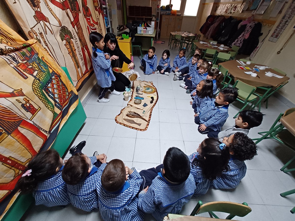 coleliceoconsul's tweet photo. ¡Nos hemos transportado al antiguo Egipto en el taller de ArqueoPinto en nuestra clase de 4 años! Aprendimos todo sobre la fascinante cultura egipcia, desde sus faraones hasta sus jeroglíficos. ¡Incluso pudimos hacer nuestro propio museo egipcio! 
#actualicéate #micolemola https://t.co/uVNURzZSBo
