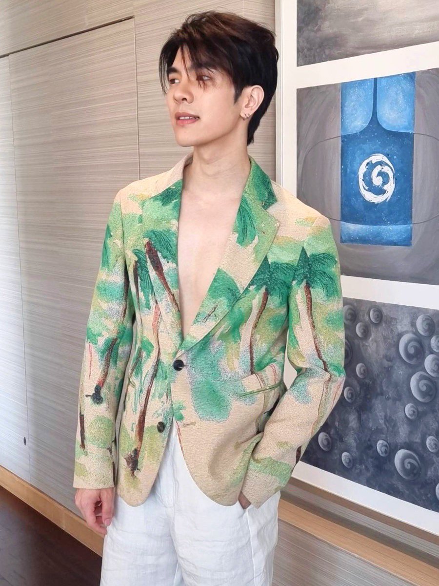 93lover_'s tweet photo. he fine as hell https://t.co/AwDqyj0ia8