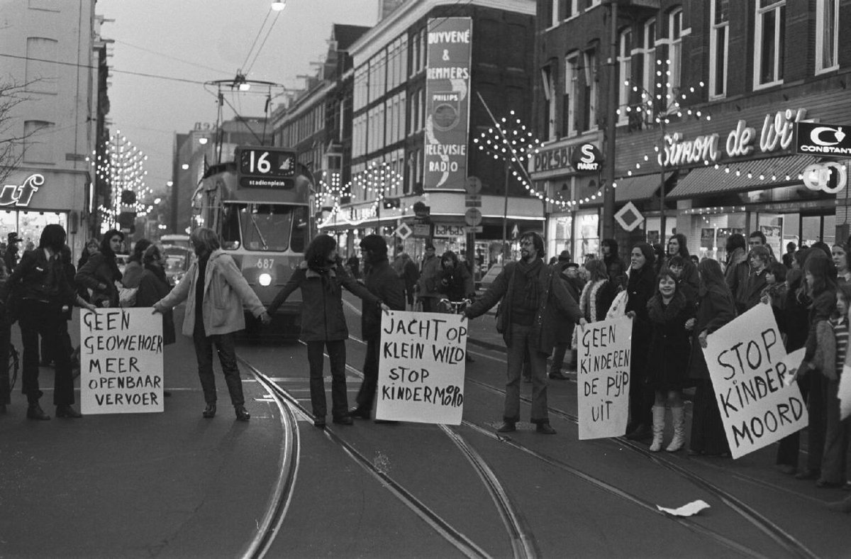 Dit was 1972 in Amsterdam. Dik 50 jaar later komt @wegenenverkeer in Vlaanderen nog steeds weg met dat ze de doorstroming van autoverkeer op een kruispunt belangrijker vond dan het leven van fietsende schoolkinderen. Alsof het een keuze is als een andere. #stopdekindermoord