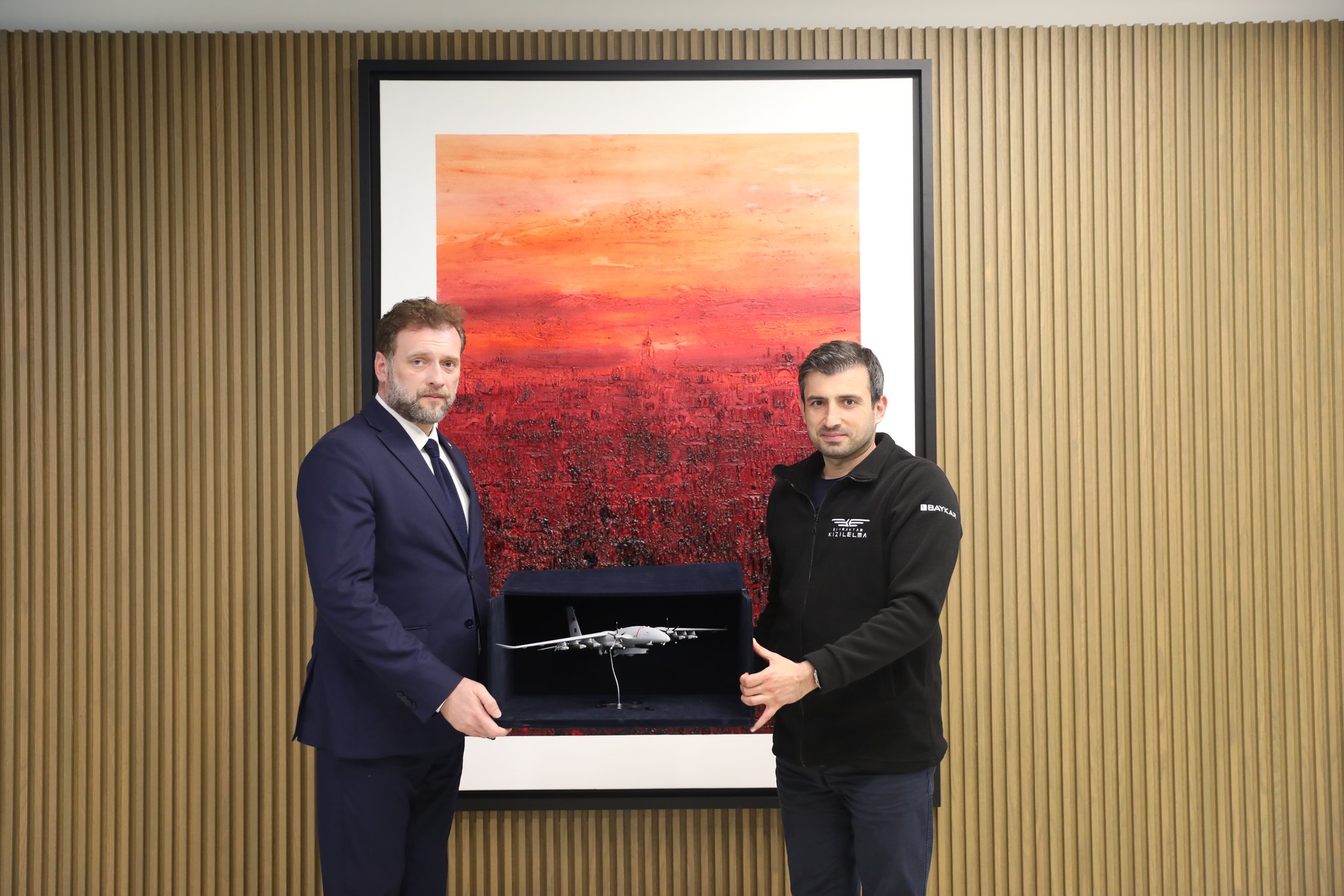 Hırvatistan Savunma Bakanı Sayın Dr. Mario Banozic ve Hırvatistan Genelkurmay Başkanı Sayın Oramiral Robert Hranj, beraberlerindeki heyetle Özdemir Bayraktar Milli Teknoloji Merkezi'ni ziyaret etti.