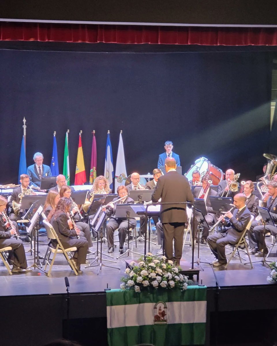 pelpalustre's tweet photo. El martes acudimos al evento de entrega de banderas de Andalucía organizado por la Federación Malagueña de peñas por el día de Andalucía
Nosotros recibimos la bandera de Málaga recogida por nuestra presidenta todo un honor recogerla de manos del diputado provincial Juande Villena https://t.co/pYIVjR8PDA