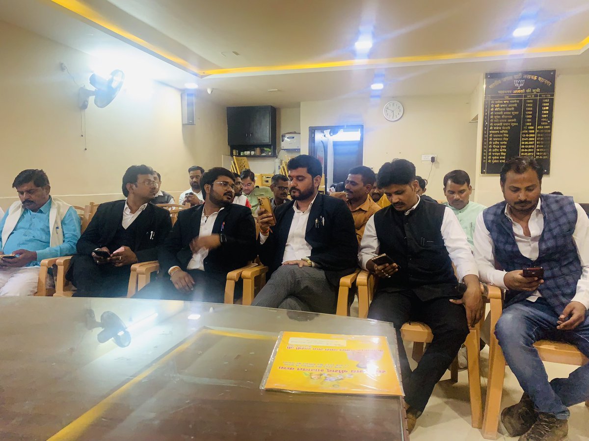 महानगर कार्यालय पर किसान मोर्चा की बैठक में उपस्थित प्रदेश कार्यालय प्रभारी श्री कुशमनी जी महानगर महामंत्री श्री राम औतार कनोजिया जी और किसान मोर्चा के नगर वा मंडल पदाधिकारीगण उपस्थित रहे ॥