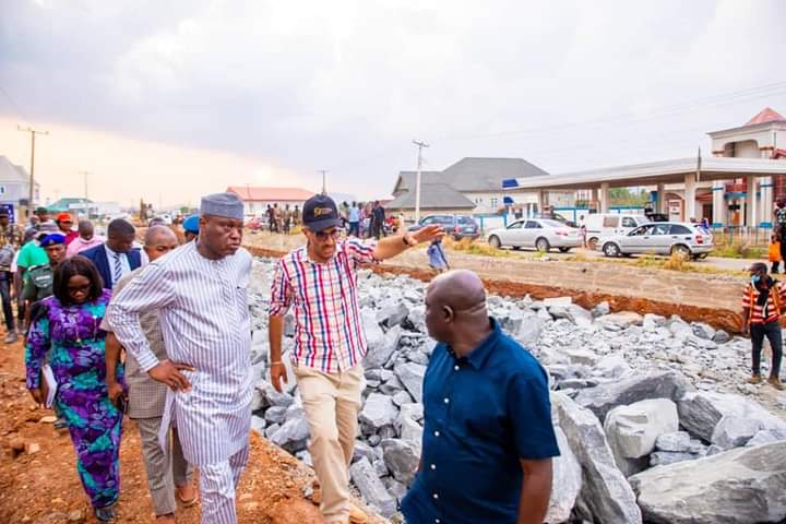 WhiteManFarm1's tweet photo. Quality and appropriate delivery is his aim and objectives in his father's land.
Governor BIODUN ABAYOMI OYEBANJI on inspection of road and drainage projects in parts of Ado-Ekiti and Ikere Ekiti BAO is ready for EKITI in all ramifications! God help him. https://t.co/LtxIovdhoQ