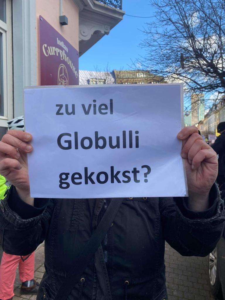 RomiLoucura's tweet image. Morgen am #FR0403 sind #Freiburgs #Dullis 🤡 mit ihrer #ParadeDerSchande in der Stadtmitte unterwegs u. &quot;fordern&quot; wieder #Frieden f. #DiktatorPutin. Mit reger Teilnahme v. #Rechts 💩 Wer nicht nach #OG0403 geht, sollte hier Laut gegen Nazis sein und den Dullis Stirn bieten! ✊🏻📢