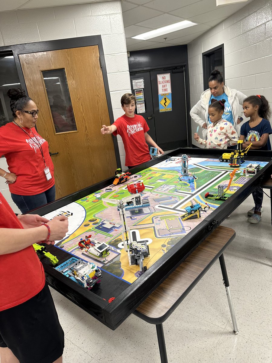 STEMcobb's tweet image. Amazing “I Dream of STEAM” night @MabryMiddle. The entire night was student led and showcased STEAM leaning in all disciplines from foreign language to math to science to robotics, fine arts and more. #STEMCobb #DoingDrivesLearning