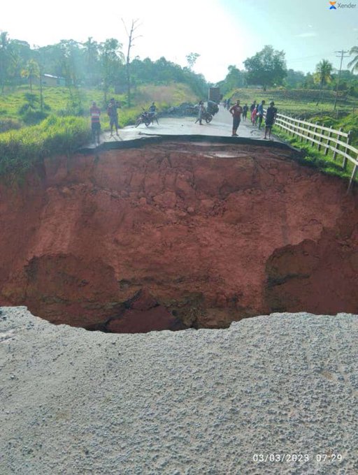 ReporteYa's tweet photo. #3Mar #Bolívar 
@Jhoalys: Se abrió un gigantesco cráter en la troncal 10, a la altura del Km 49, en el estado Bolívar, imposibilitando el paso hacia Santa Elena de Uairén. https://t.co/KFE2hFZ5ED