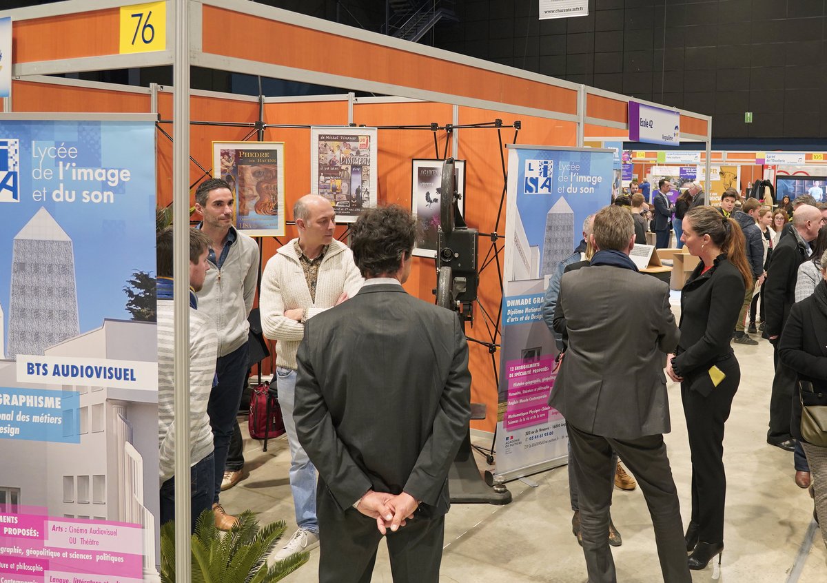 acpoitiers's tweet photo. 🧭La rectrice @BndicteRobert  est au #FOFE #Angoulême pour échanger avec les lycées, les établissements @sup_recherche et les entreprises présents
➡️les jeunes charentais pourront en faire autant ce samedi 4 mars pour affiner leurs choix d'#orientation ! 
https://t.co/DaIRsz0gJt https://t.co/vroCZmNI2z
