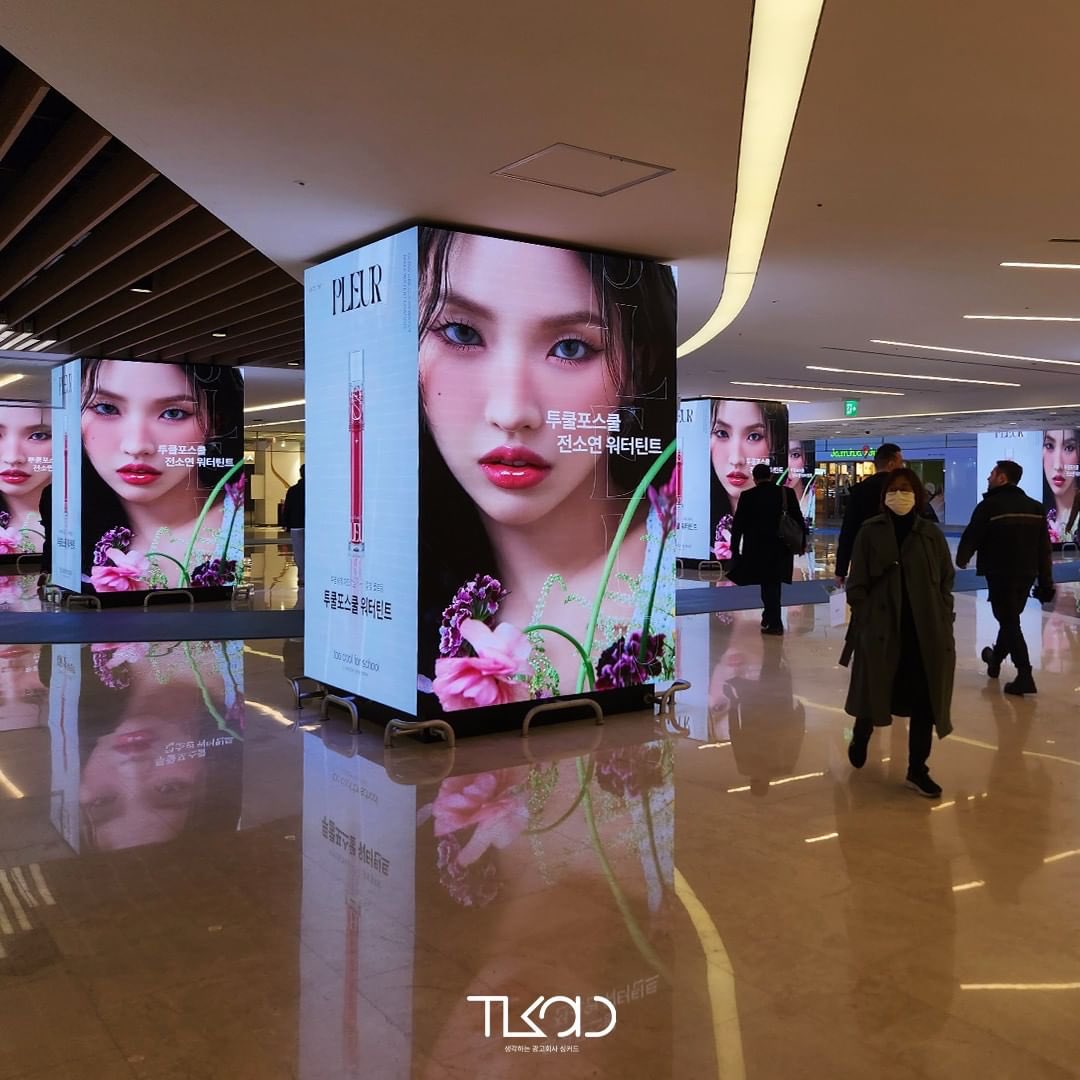 yontararich's tweet photo. and once again, soyeon is everywhere in south korea😭 https://t.co/f4TPmQhPqV