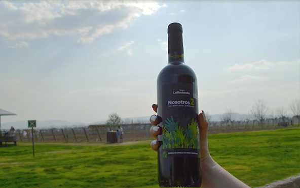 <a href="/Mariannamagos/">Marianna Magos</a> nos presenta “Nosotros Los Mexicanos 2”  la nueva etiqueta que La Redonda lanzó al mercado hace un par de días; un vino tinto 🍷semidulce con paso por barrica de 6 meses. 
Todos los detalles 👇
lideresmexicanos.com/tendencias/la-…