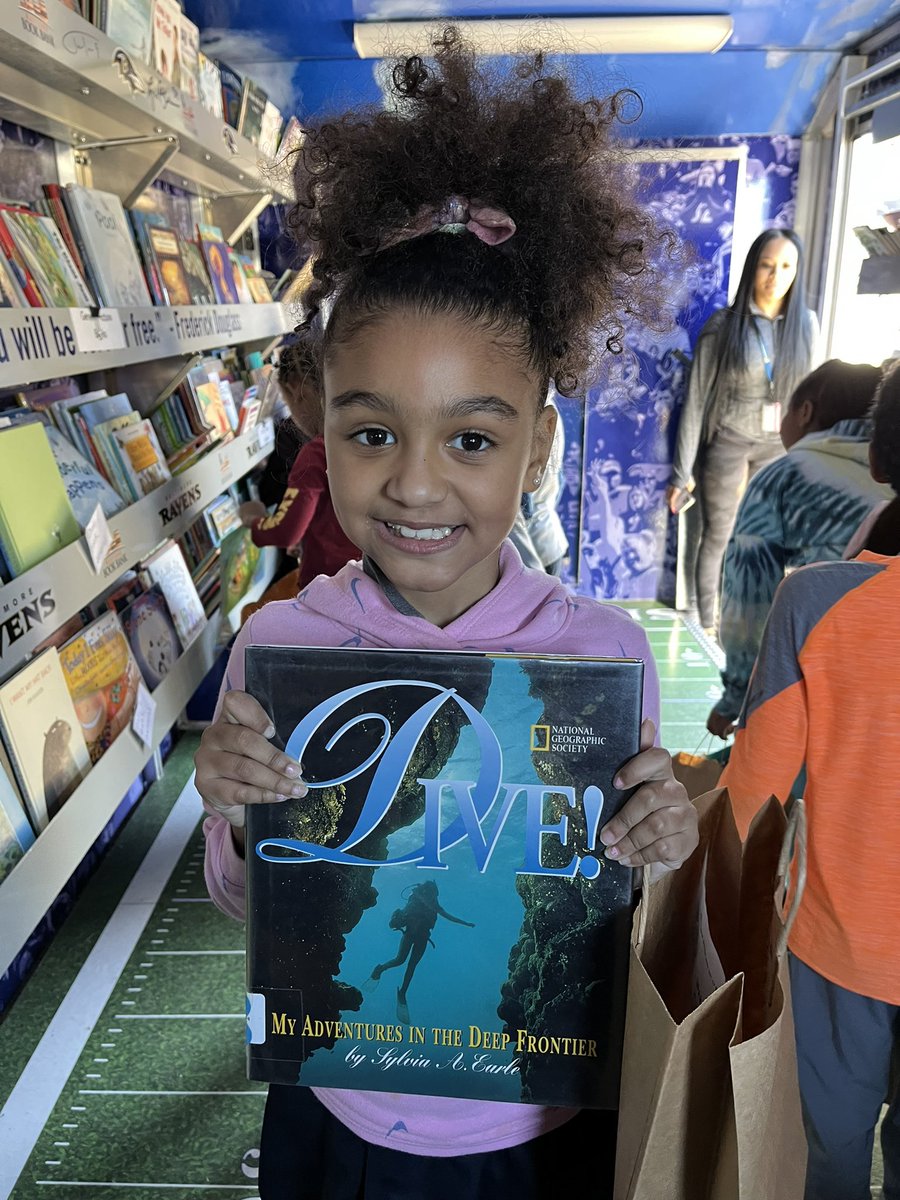 Happy Friday! ☀️ We have had so many excited adventures on the Bookmobile and in the Book Bank this week! What are you reading this weekend? 📖❤️