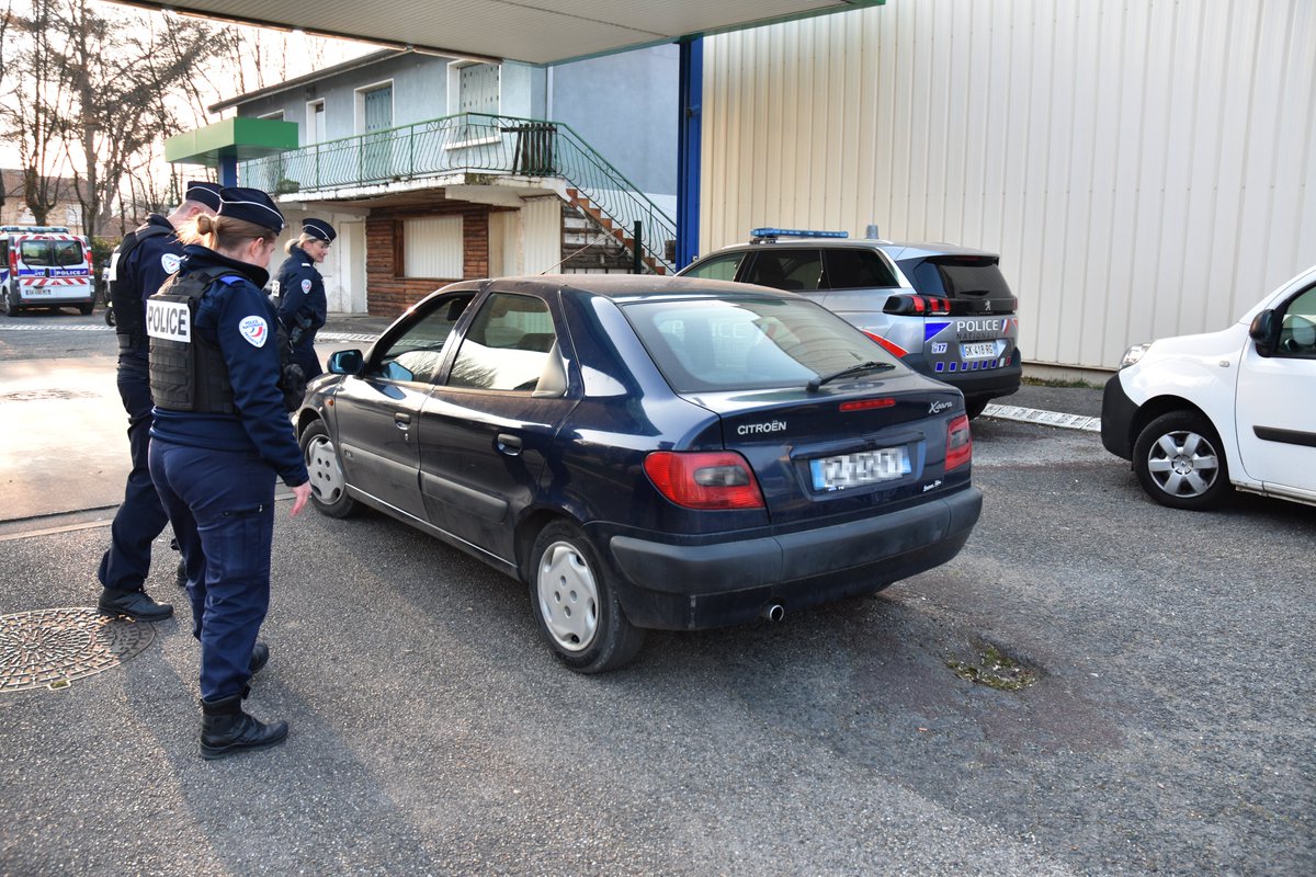 PoliceNat69's tweet image. [#SécuritéRoutière]
Pour votre sécurité et faire cohabiter les différents usagers, respectons le #CodeDeLaRoute.
À Villefranche S/S, une opération de contrôle routier coordonnée avec les Unités Motocyclistes Zonales et les effectifs locaux : Bilan ▶️ 170 infractions.