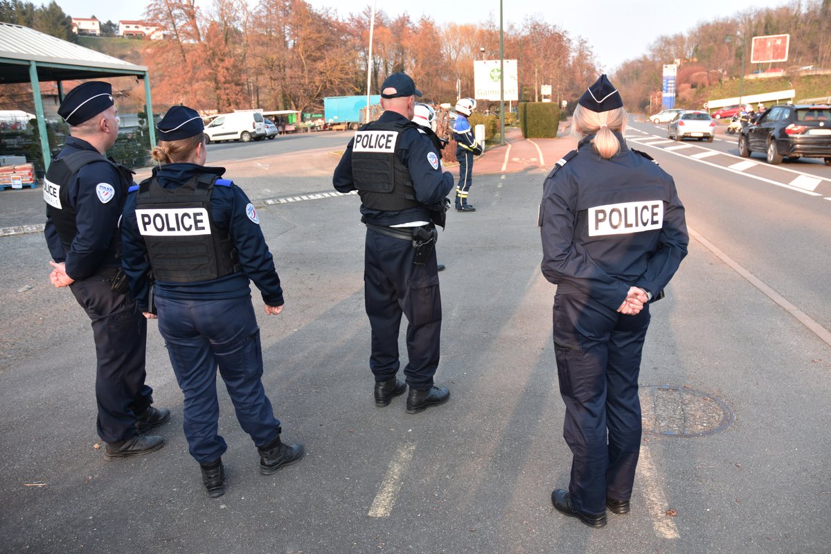 PoliceNat69's tweet image. [#SécuritéRoutière]
Pour votre sécurité et faire cohabiter les différents usagers, respectons le #CodeDeLaRoute.
À Villefranche S/S, une opération de contrôle routier coordonnée avec les Unités Motocyclistes Zonales et les effectifs locaux : Bilan ▶️ 170 infractions.