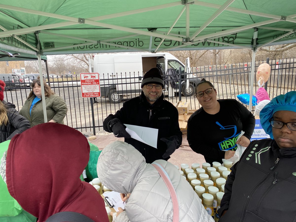 HayatRx's tweet image. Today’s drive-up #DiaperDistribution event hosted by the @MKEdiaper is underway at our pharmacy at 1919 W. North Ave.! Stop down for free #diapers, wipes and #infantformula from Hayat until noon. Thanks to @culvers for 25,000 diapers and joining us in giving $5 Culver’s cards.