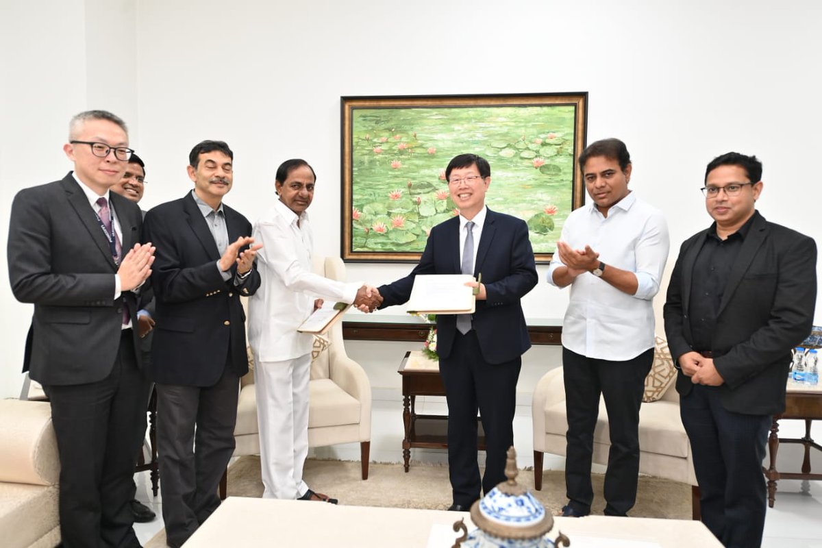 IndianTechGuide's tweet photo. Foxconn to employ of 1,00,000 people each in Telangana, Karnataka. Karnataka govt to provide 300 acres near Bengaluru and Telangana to provide 250 acres in Ibrahimpatnam, Hyderabad. https://t.co/kLfi3WJLUs