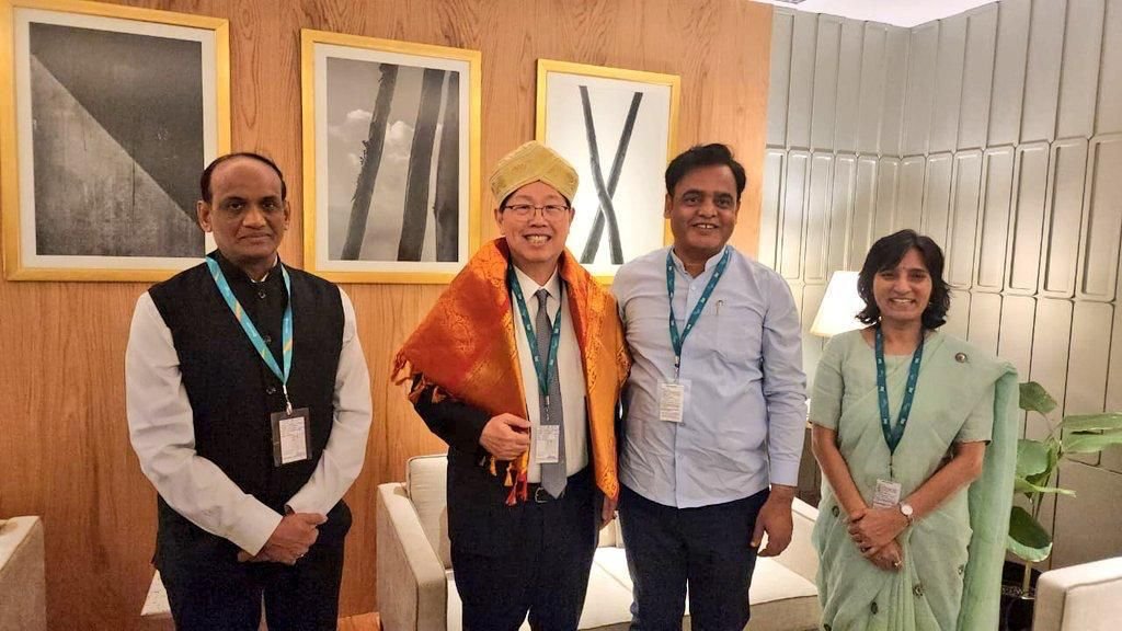 IndianTechGuide's tweet photo. Foxconn to employ of 1,00,000 people each in Telangana, Karnataka. Karnataka govt to provide 300 acres near Bengaluru and Telangana to provide 250 acres in Ibrahimpatnam, Hyderabad. https://t.co/kLfi3WJLUs
