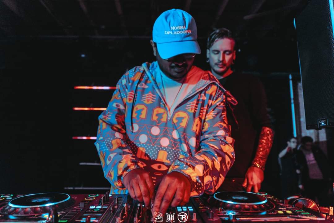 raudramusic's tweet photo. Sunburn EP is out now 🌞

All streams - https://t.co/4PkVgFddcs
Download - https://t.co/ITCX5FeUFE
Support on Bandcamp - https://t.co/LER1Y3yF5i

#edm #dance #dnb #bass #halftime #Oni #oniaudio https://t.co/uK3KdpHsHH