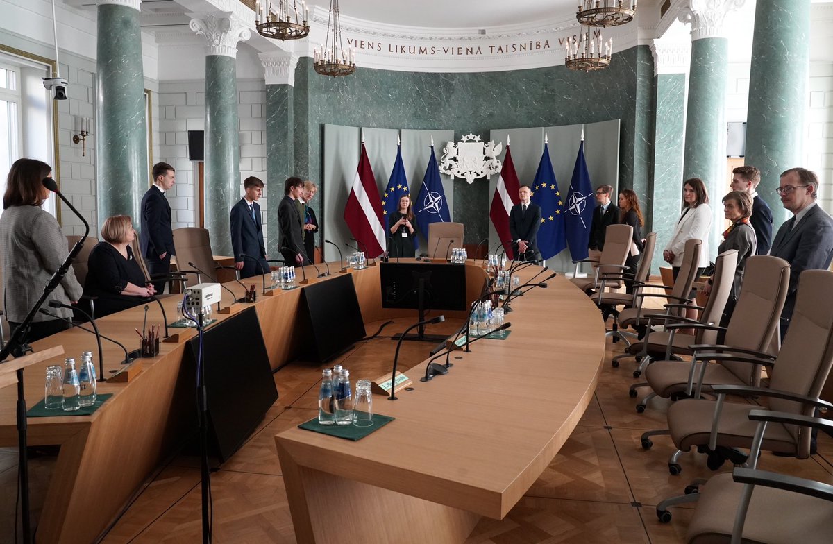 🏆 3. martā Ministru prezidents <a href="/krisjaniskarins/">Krišjānis Kariņš</a> pasniedza Ministru kabineta diplomus skolēniem un viņu prasmju pilnveidotājiem par sasniegumiem starptautiskajās mācību priekšmetu olimpiādēs un jauno profesionāļu meistarības konkursā #WorldSkills Competition 2022 Special Edition.