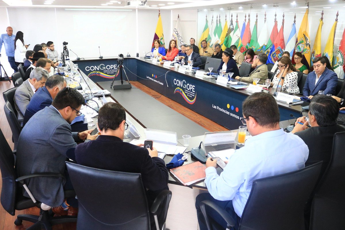 BDEcuadorBP's tweet photo. Trabajamos por el Desarrollo✅

Hoy participamos en la #AsambleaDePrefectos del @CongopeEcuador, donde nuestro #GerenteGeneralBDE @hcastanierj informó las acciones realizadas por el #BDE en favor de los GAD provinciales y los habitantes de las provincias.

#TransformamosVidas🇪🇨 https://t.co/NtH2HAl0Cl