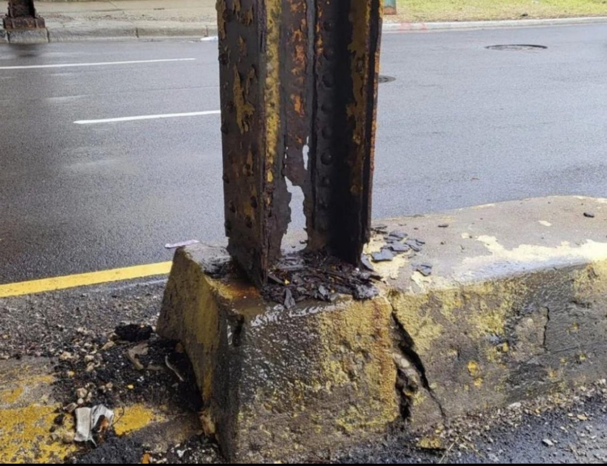 mcsquared34's tweet image. 34,000 passengers a day ride across this bridge in Chicago